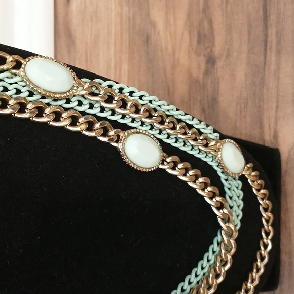 Mint green and gold tone chain necklace - Picture 2 of 8
